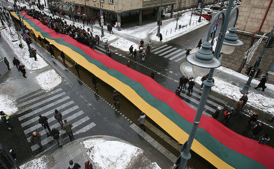 Un steag lituanian de 200 de metri la comemorarea, în 13 ianuarie 2011, a celei de-a 20 aniversare de la atacul trupelor sovietice asupra capitalei Vilnius, ordonat de fostul lider sovietic Mihail Gorbaciov
