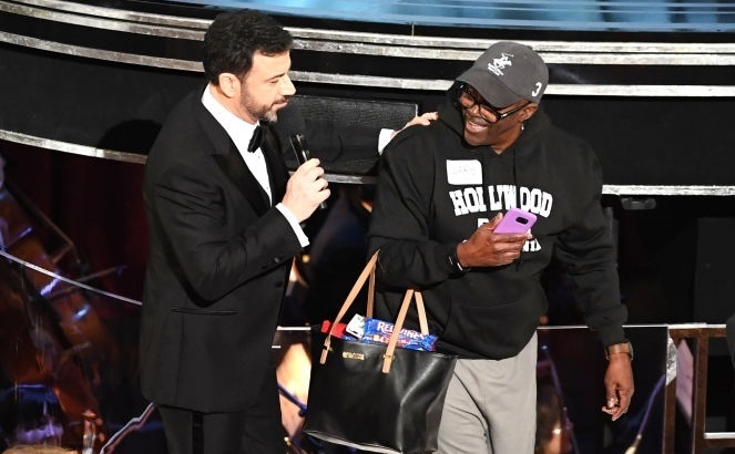Gazda spectacolului, Jimmy Kimmel, alături de turistul "Gary din Chicago" în timpul ceremoniei de decernare a Premiilor Oscar.