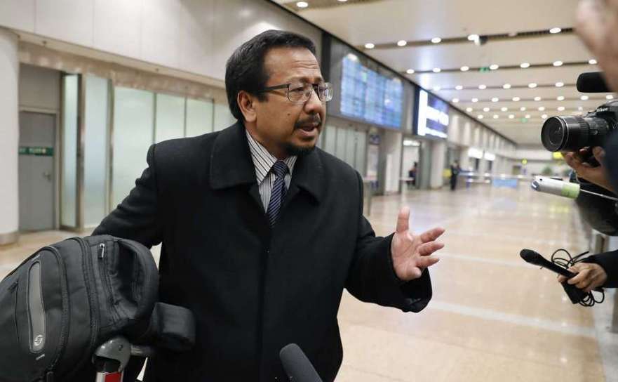 Ambadorul malaezian în Phenian, Mohamad Nizan, discută cu jurnaliştii pe Aeroportul Internaţional din Beijing, China, după ce a fost chemat în ţară de către guvernul malaezian, 21 februarie 2017.