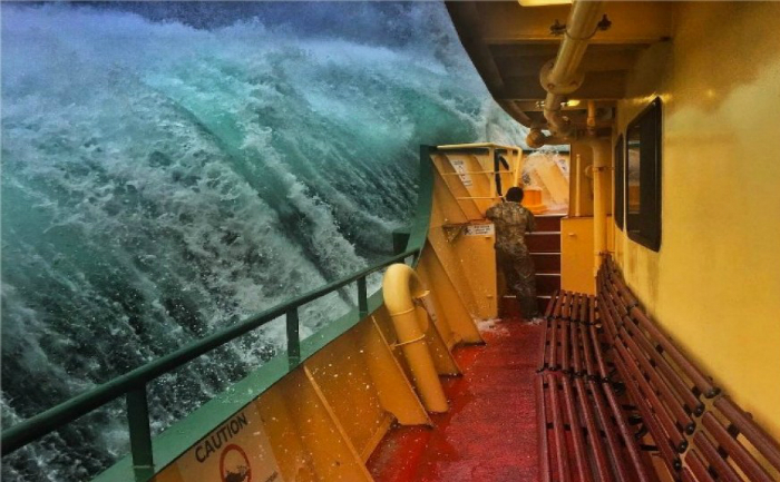 
Un val imens loveşte un feribot în Sydney, Australia