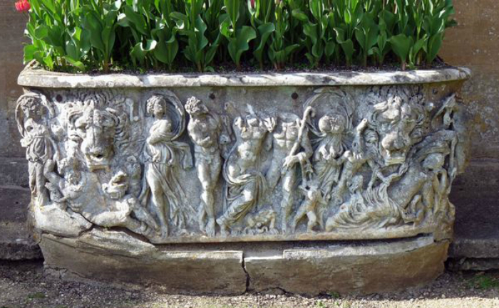 
Sarcofag roman de acum 1.700 de ani folosit ca ghiveci pentru flori, Palatul Blenheim, Anglia