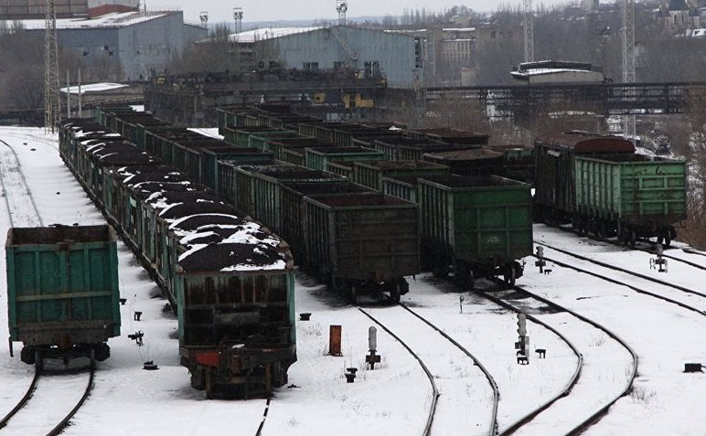 Vagoane încărcate cu cărbune în gara din Doneţk, estul Ucrainei. (Captură Foto)