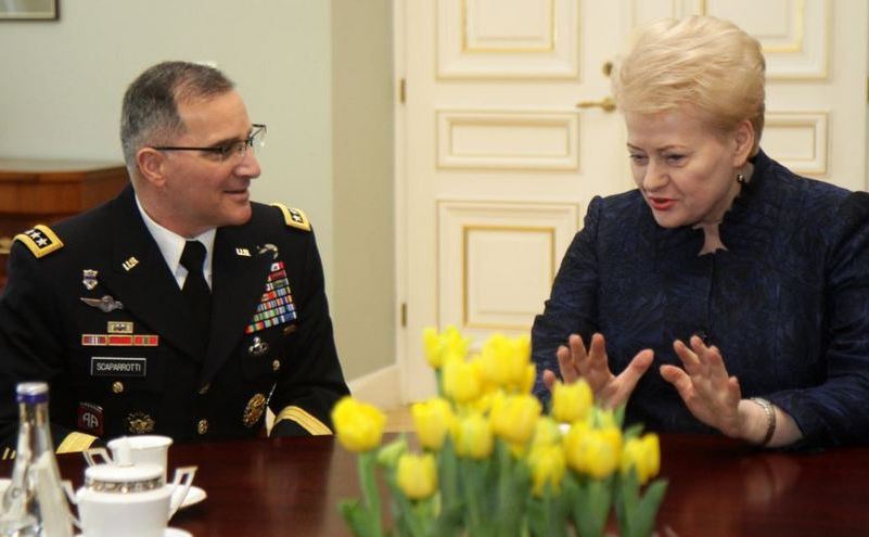 Generalul american Curtis Michael Scaparrotii (st) discută cu preşedinta lituniană Dalia Grybauskaitė în Vilnius, Lituania, 16 martie 2017.