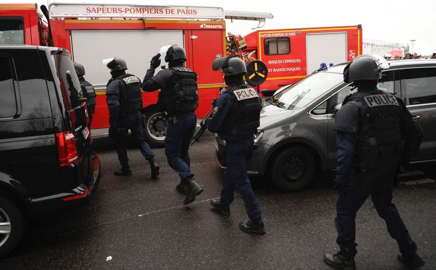 Poliţişti şi pompieri francezi securizează aeroportul Orly din Paris, 18 martie 2017.