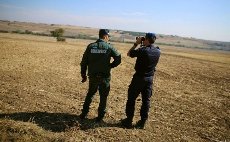 Oficiali bulgari inspectează graniţa bulgară cu Turcia. (Captură Foto)