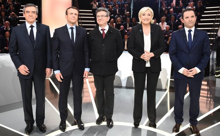 De la stânga la dreapta candidaţii prezidenţiali  francezi Francois Fillon, Emmanuel Macron, Jean-Luc Melechon, Marine Le  Pen şi Benoit Hamon.
  (Captură Foto)