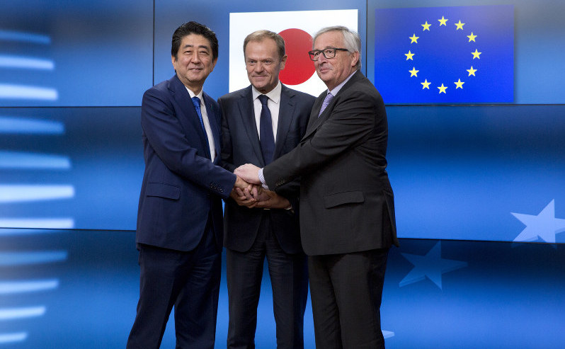 Preşedintele Comisiei Europene, Jean-Claude Juncker (dr) şi preşedintele Consiliului European, Donald Tusk (centru), îl întâmpină pe premierul nipon Shinzo Abe în Bruxelles, 21 martie 2017.