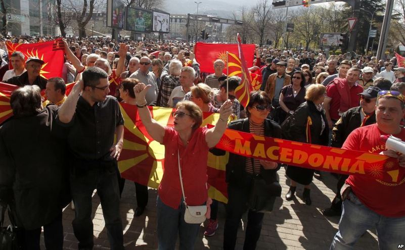 Protest în faţa biroului UE în Skopje, Macedonia, 21 martie 2017. (Captură Foto)