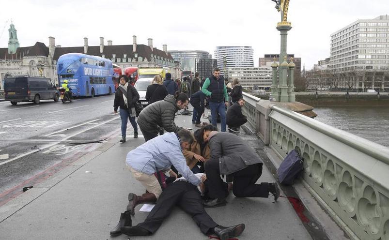 Persoane rănite primesc ajutor după un atac cu un automobil pe Westminster Bridge, Londra, 22 martie 2017. (Captură Foto)