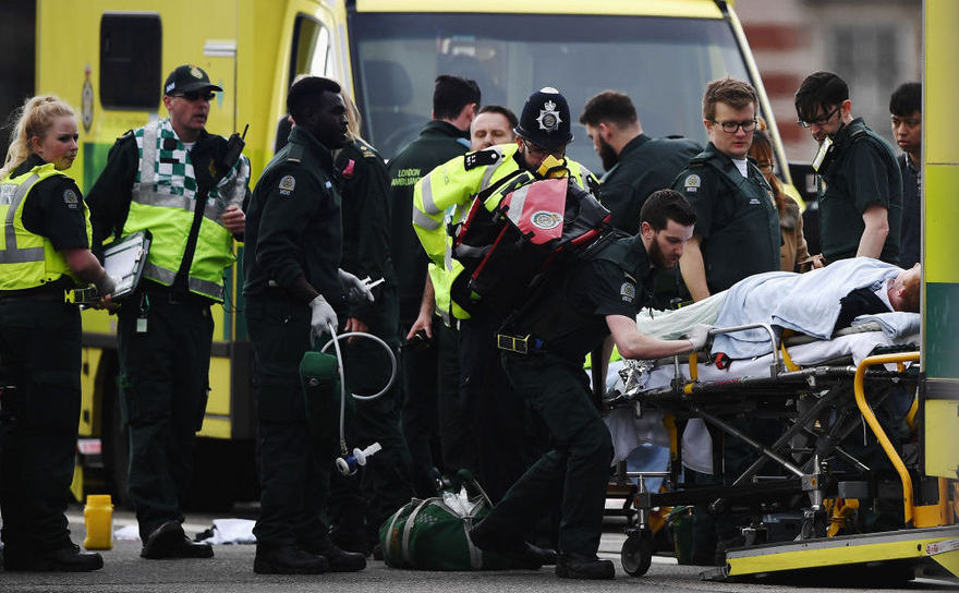 O persoană rănită în atacul din Londra din 22 martie 2017 este urcată într-o ambulanţă. (Carl Court/Getty Images)