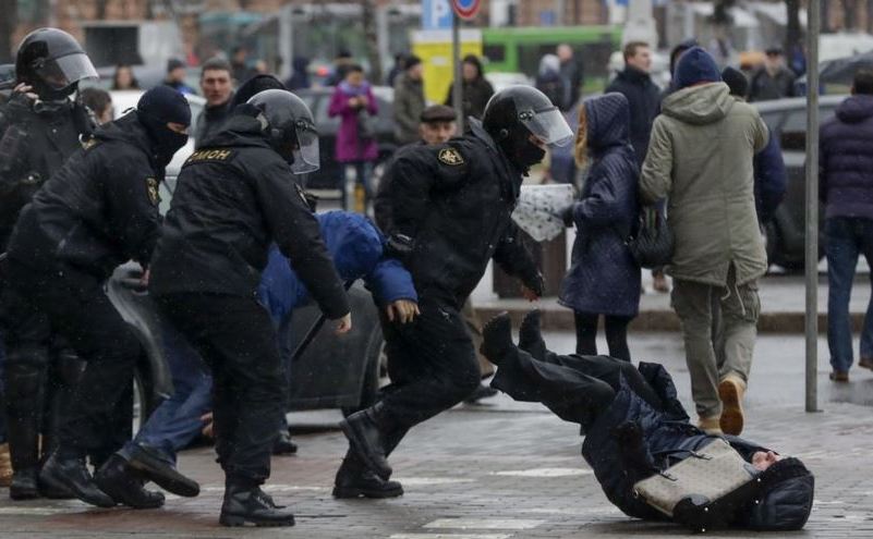 Poliţia din Belarus împinge o femeie pe jos şi arestează un activist în timpul unui miting al opoziţiei în capitala belarusă Minsk, 25 martie 2017.