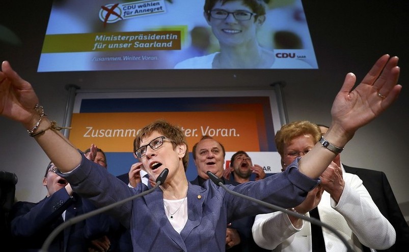 Premierul statului german Saarland, Annegret Kramp-Karrenbauer, sărbatoreşte câştigarea alegerilor regionale, 26 martie 2017.