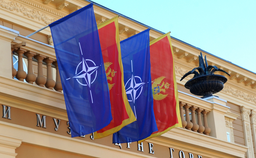Două steaguri NATO şi două steaguri muntenegrene sunt afişate pe clădirea guvernului din Cetinje, Muntenegru, 3 decembrie 2015.