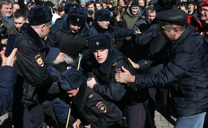 Poliţia rusă face arestări în timpul unui protest anti-corupţie neautorizat, în centrul Moscovei, 26 martie 2017.