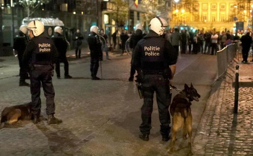 Poliţia belgiană asigură ordinea după o altercaţie izbucnită în faţa ambasadei turce din Bruxelles între susţinători şi opozanţi ai guvernului turc, 30 martie 2017.