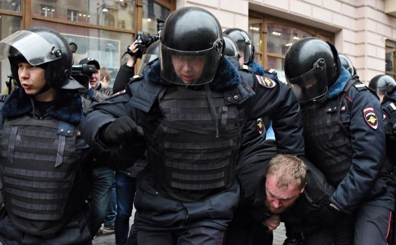Poliţia rusă arestează un bărbat în cetrul Moscovei, Rusia, 2 aprilie 2017.