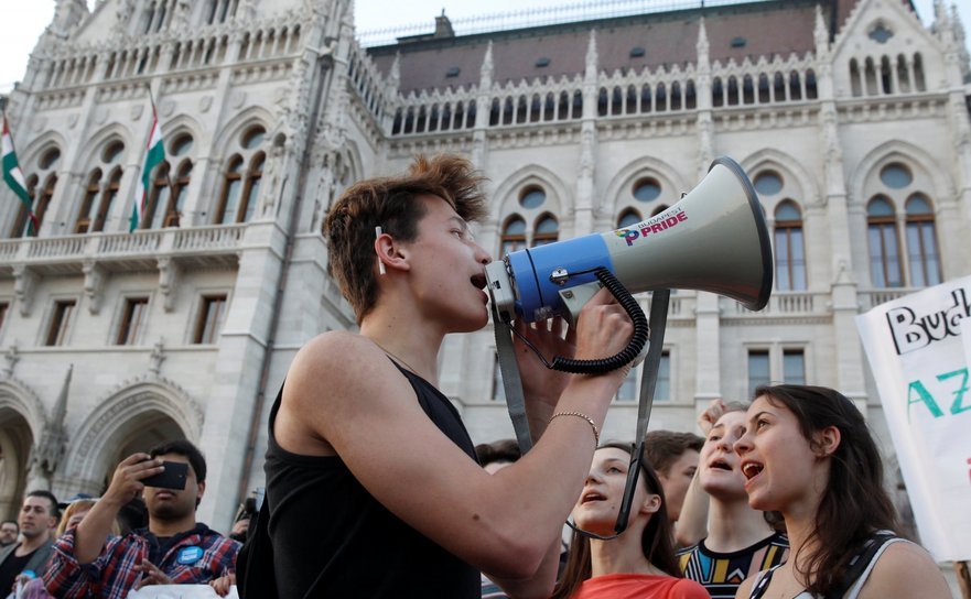 Protest al studenţilor în faţa Parlamentului ungar din Budapesta împotriva eforturilor premierului Viktor Orban de a forţa excluderea din Ungaria a unei universităţi finanţate de George Soros, 2 aprilie 2017. 