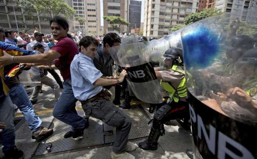 Ciocniri violente între manifestanţi şi forţele de ordine în Caracas,  Venezuela, 4 aprilie 2017.