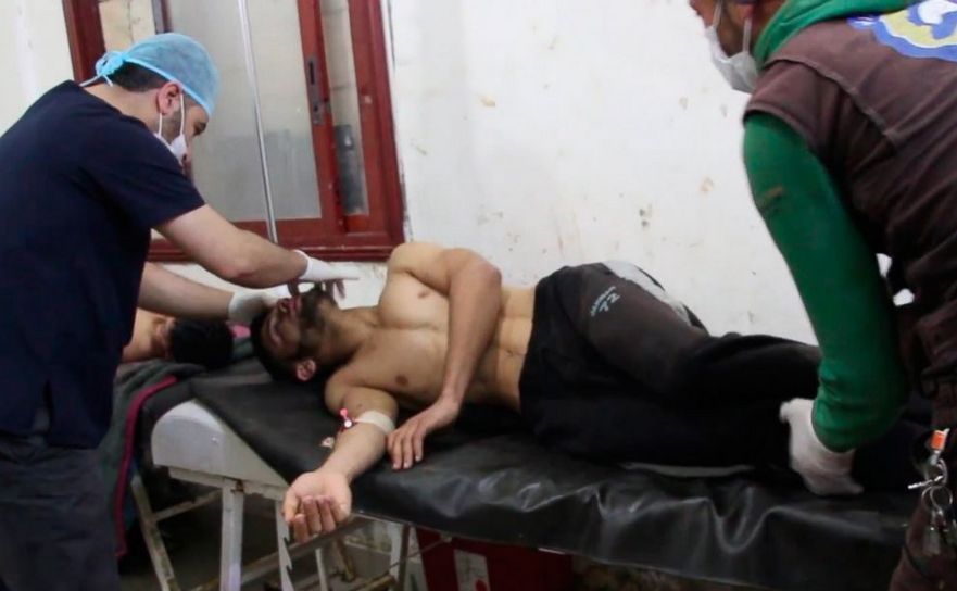 O victimă a unui presupus atac chimic este tratată într-un spital de teren din Saraqib, provincia siriană Idlib, 4 aprilie 2017.