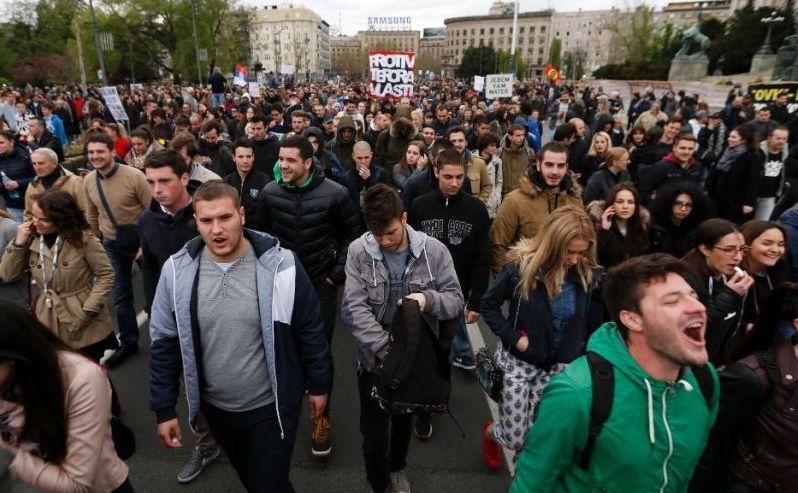 Manifestanţii mărşăluiesc în Belgrad împotriva alegerii lui Aleksandar Vucic ca preşedinte al Serbiei, 6 aprilie 2017.