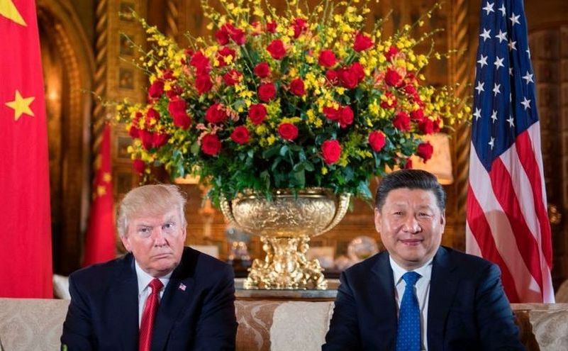 Preşedintele american Donald Trump stă alături de omologul său chinez Xi Jinping în timpul unei întâlniri în staţiunea Mar-a-Lago din Florida, SUA, 6 aprilie 2017. (Getty Images)