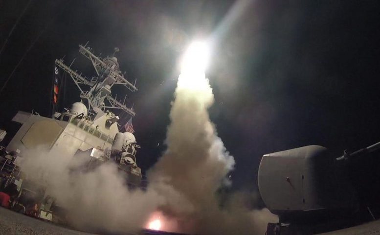 Imagine publicată de Pentagon cu rachete Tomahawk lansate de pe o navă de luptă americană asupra unei baze aeriene siriene, 7 aprilie 2017.