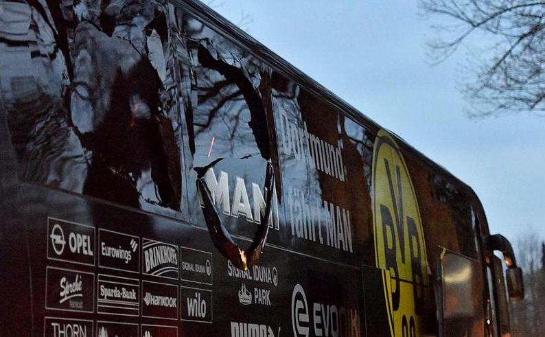 Autocarul echipei de fotbal Borussia Dortmund după atacul cu explozibili din seara zilei de 11 aprilie 2017.