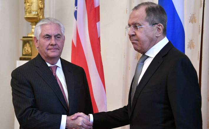 Secretarul de stat american, Rex Tillerson (st) şi ministrul rus de externe, Serghei Lavrov, în timpul întâlnirii lor din Moscova, 12 aprilie 2017.