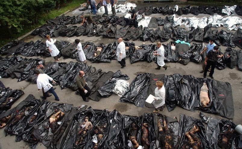 Victime ale masacrului din şcoala oraşului Beslan, Osetia de Nord, 2004.