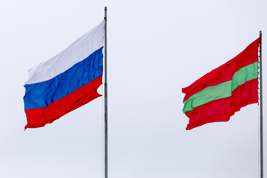 Drapelul Rusiei şi al Transnistriei