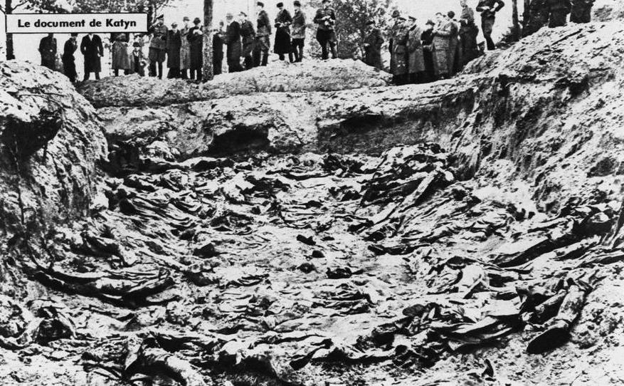 Katyn- rămăşiţele ofiţerilor polonezi executaţi de sovietici, descoperite de trupele germane, în pădurea de la Katyn şi dezvăluite în 1943