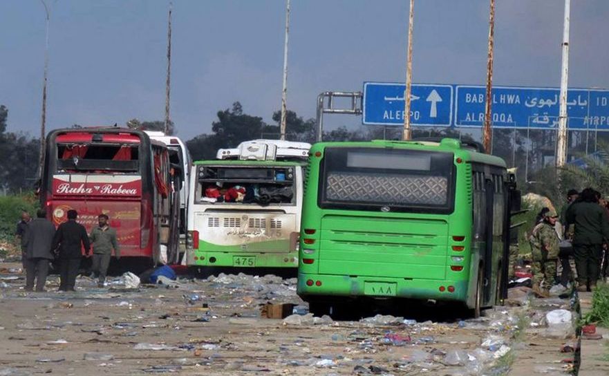Autobuze lovite de o explozie în regiunea siriană Rashidin, 15 aprilie 2017. (Captură Foto)