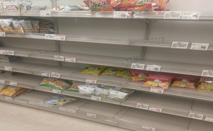 Rafturile supermarketurilor japoneze sunt goale. Lipsesc chips-urile (pic.twitter.com/bDD4PfgSPr)