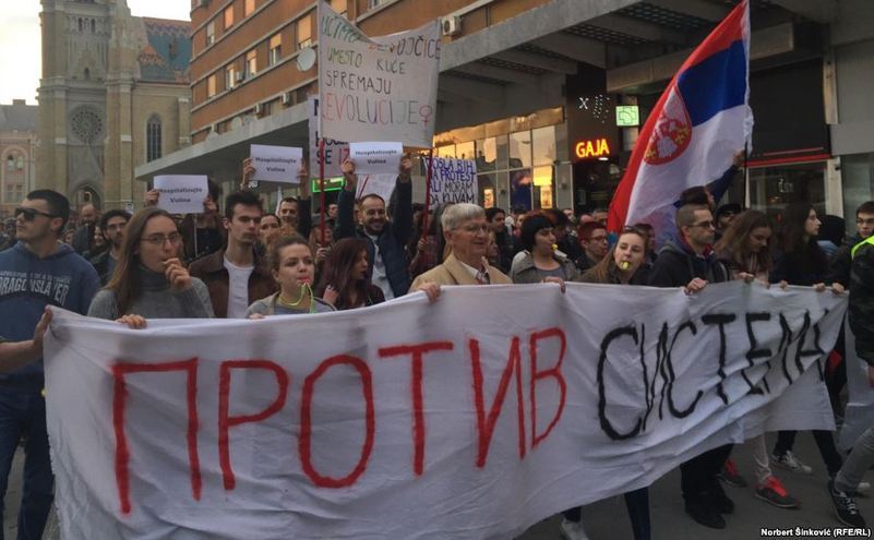 Proteste anti-Vucic în oraşul sârb Novi Sad, aprilie 2017.