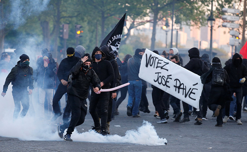Ciocniri între poliţie şi manifestanţi în Paris, Franţa, 23 aprilie 2017.