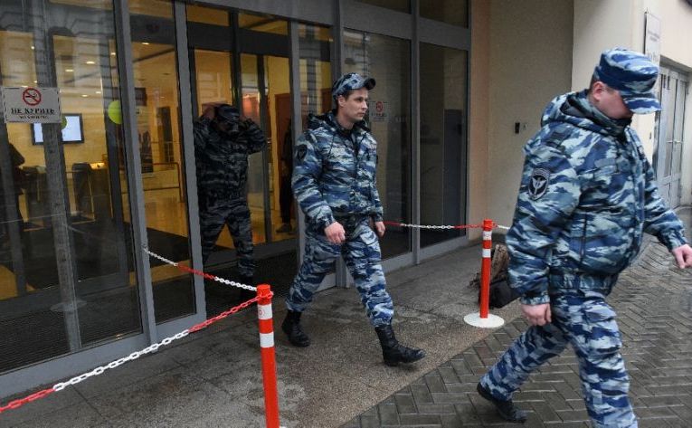 Ofiţeri de poliţie ies dintr-o clădire în care se află un birou al fundaţiei Rusia Deschisă, înfiinţată de criticul Kremlinului Mihail Hodorkovski, în timpul unui raid poliţienesc, 27 aprilie 2017.