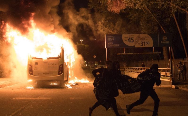 Autobuz incendiat în timpul unui protest violent în Rio de   Janeiro, Brazilia, 28 aprilie 2017.