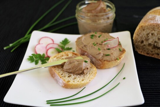 Pateu de casă din ficăţei de pui (Maria Matyiku / The Epoch Times)