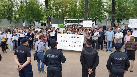 Protest în faţa Parlamentului de la Chişinău împotriva modificării sistemului electoral 05.05.2017 (The Epoch Times Romania)