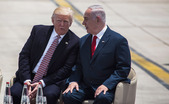 Preşedintele Donald Trump (st) împreună cu premierul israelian Benjamin Netanyahu, la o ceremonie oficială de întâmpinare a liderului american pe Aeroportul Internaţional Ben Gurion din Tel Aviv, 22 mai 2017. (Ilia Yefimovich/Getty Images)