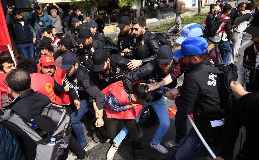 Poliţia turcă arestează manifestanţi în Istanbul, 1 mai 2017.
