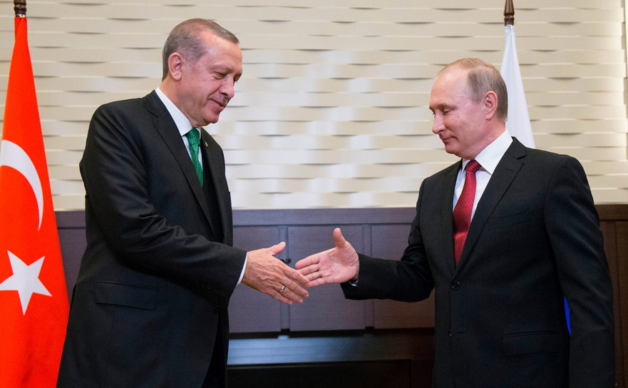 Preşedintele rus Vladimir Putin (dr) şi omologul său turc Recep Tayyip Erdogan se salută înaintea unor discuţii în staţiunea rusească Soci, 3 mai 2017.