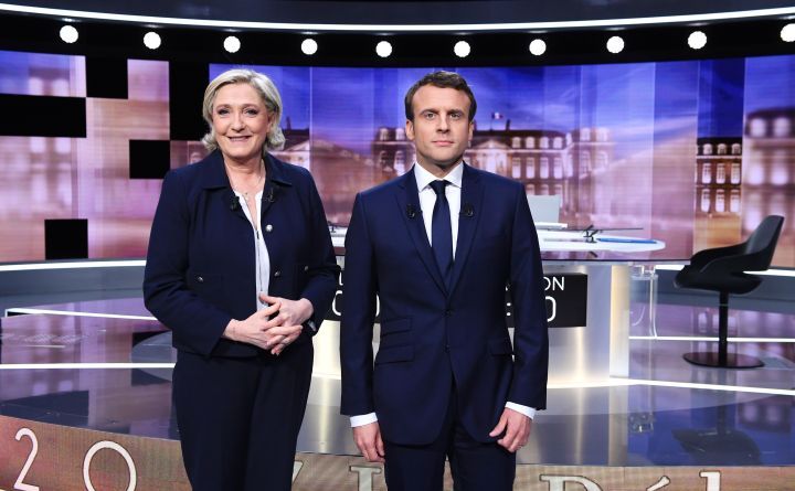 Marine Le Pen (st) şi Emmanuel Macron înaintea începerii unei dezbateri televizate în La Plaine-Saint-Denis, nord de Paris, 3 mai 2017.