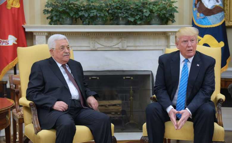 Preşedintele american Donald Trump se întâlneşte cu liderul palestinian Mahmoud Abbas în Biroul Oval al Casei Albe, 3 mai 2017, Washington,  DC.