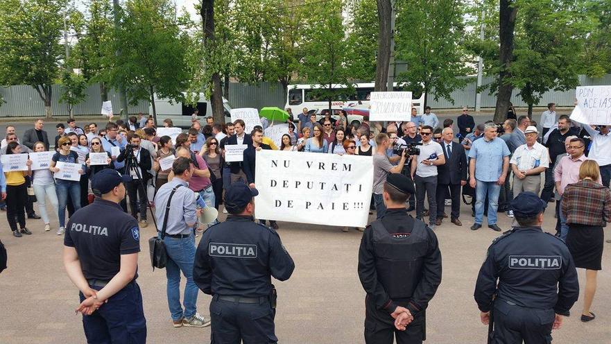 Protest în faţa Parlamentului de la Chişinău împotriva modificării sistemului electoral 05.05.2017