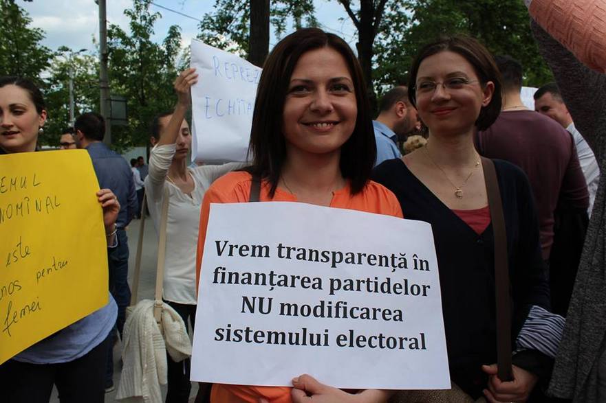 Societatea civilă pichetând Parlamentul de la Chişinău 05.05.2017 (facebook.com)