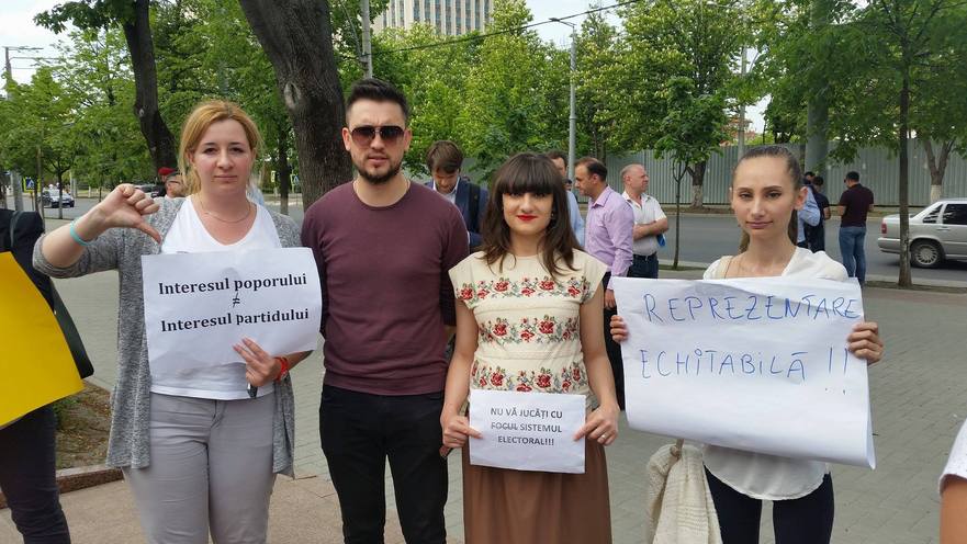 Membri ai societăţii civile protestează împotriva modificării sistemului electoral în Moldova