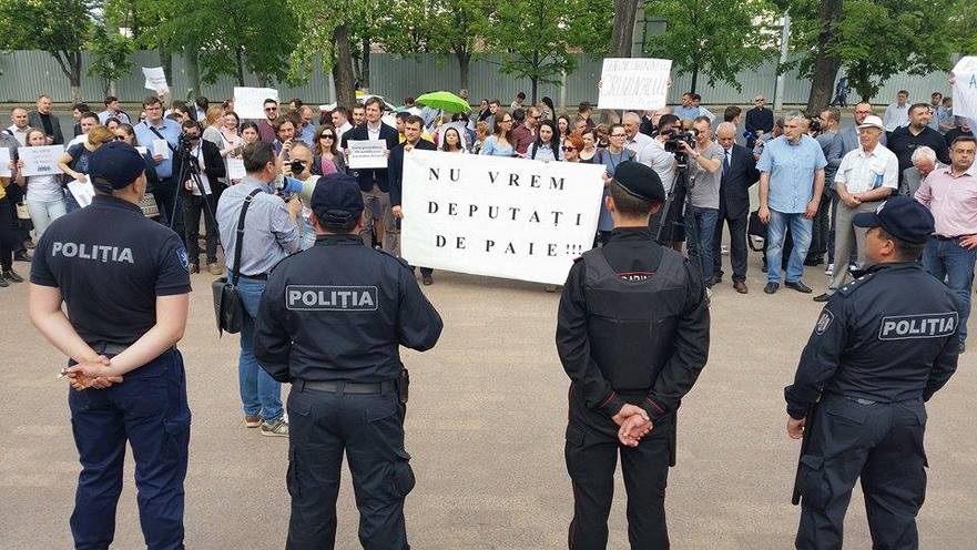 Protest în faţa Parlamentului Republicii Moldova