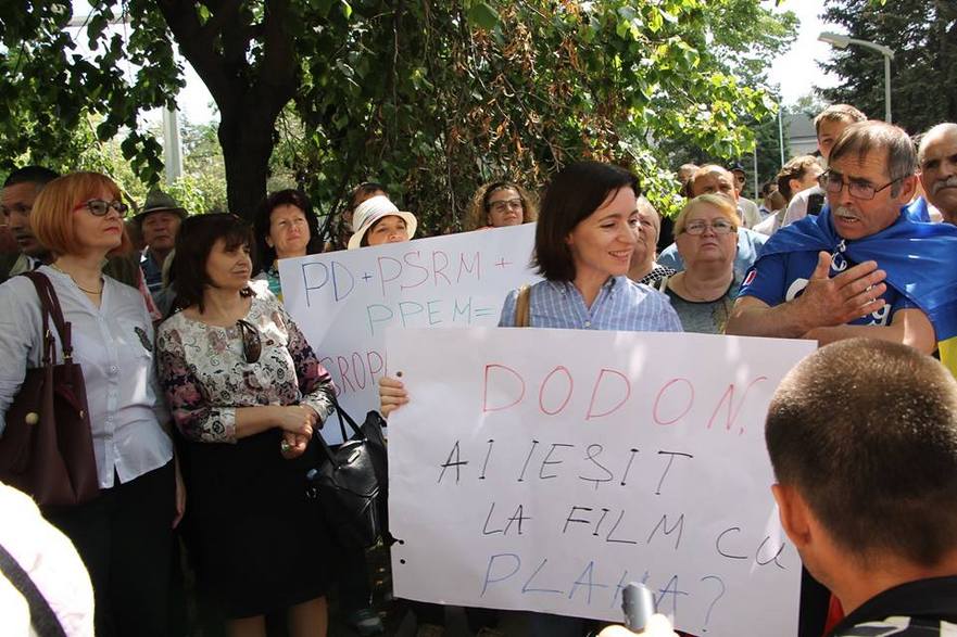 Maia Sandu printre protestatarii de la Parlament