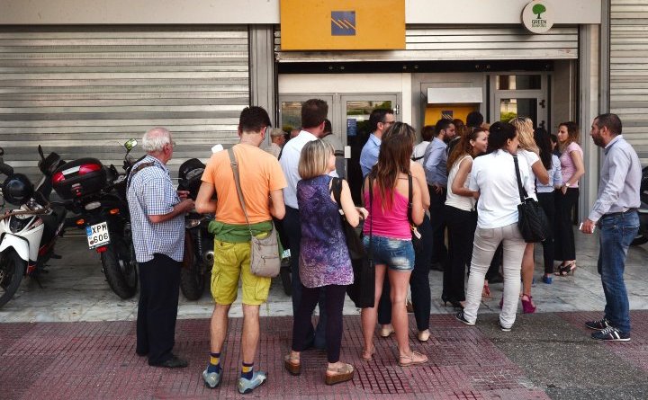 Oamenii stau la coadă la bancomate în centrul Atenei, Grecia, iunie 2015.
